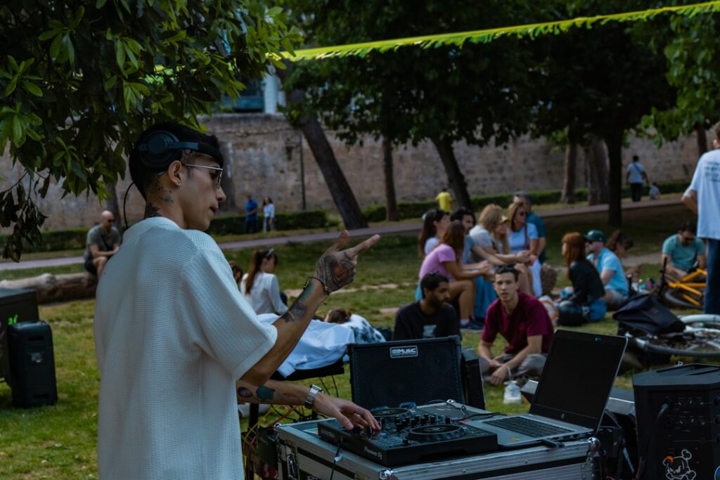 DJ-Set im Freien während eines Nacht-Events