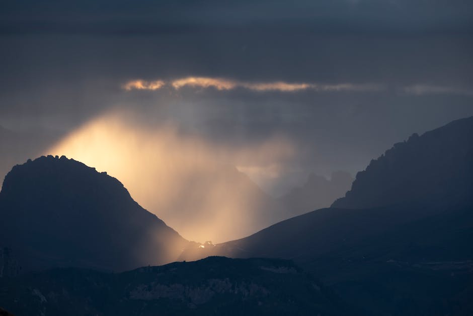 Rayons de soleil perçant les nuages au-dessus des Dolomites