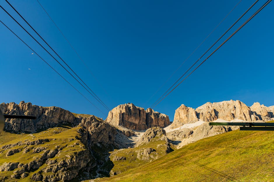 Câbles de téléphérique dirigés vers les parois rocheuses des Dolomites