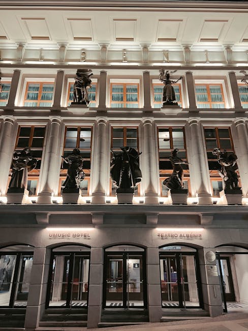 Fassade des Teatro Sociale di Trento am Abend