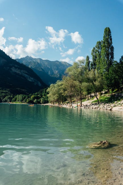 Lac turquoise bordé d'arbres et montagnes, accessible depuis Trente