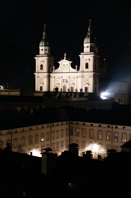 Nachthimmel über Trient mit beleuchtetem Schloss und Dom