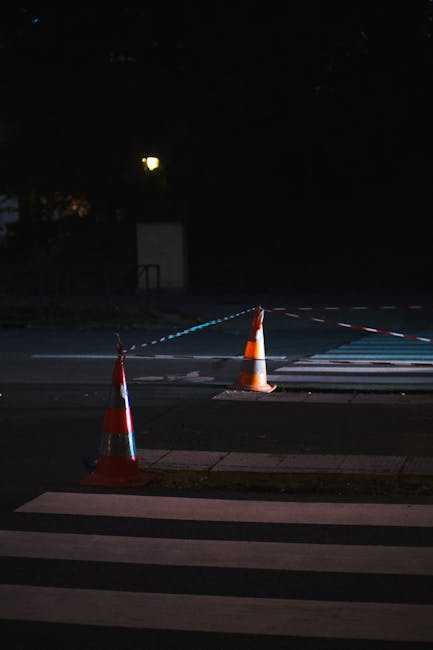 Belebte Fußgängerstraße in Trient bei Nacht