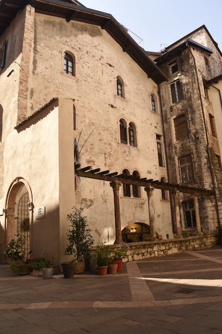 Antico cortile con facciate e pergolato nel centro storico di Trento