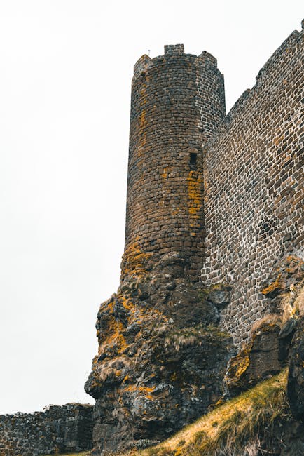 Tour médiévale en pierre posée sur un rocher, vestige près de Trente