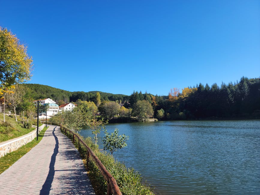 Promenade pavée longeant le lac de Caldonazzo près de Trente.