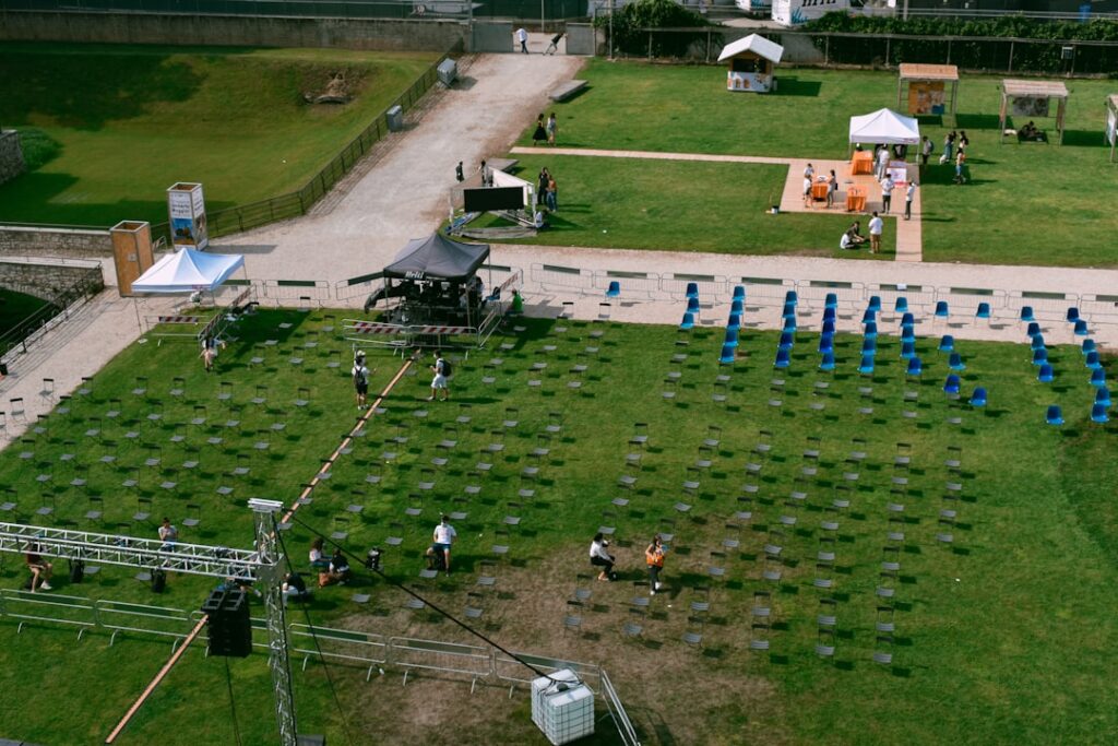 Open-Air-Bühne mit vielen markierten Sitzplätzen auf der Wiese in Trient.