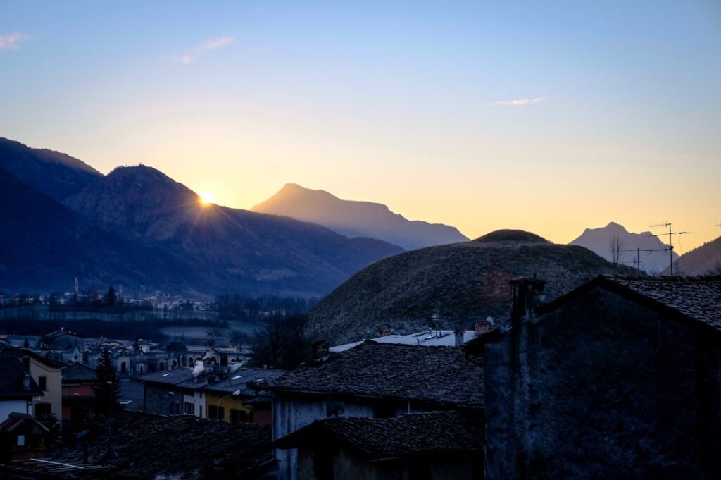 Lever de soleil sur les montagnes et toits autour de Trente