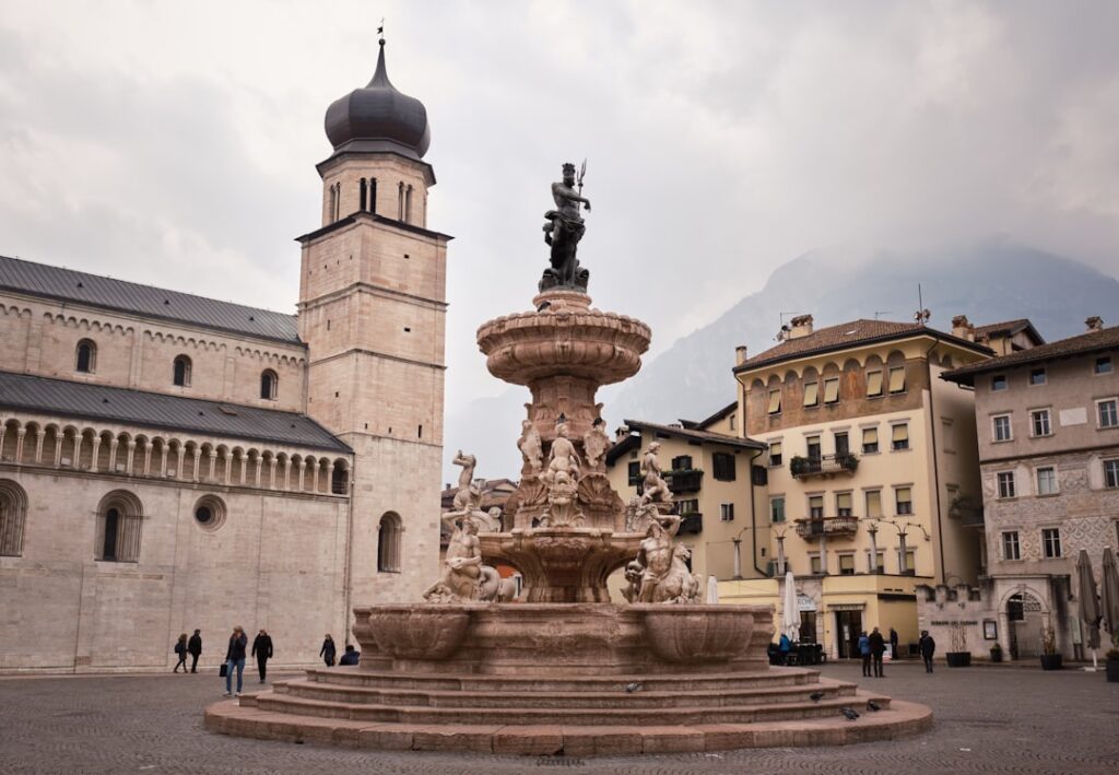 Fontaine de Neptune sur la Piazza Duomo devant la cathédrale de Trente