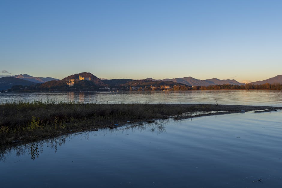 Château sur colline se reflétant dans un lac près de Trente