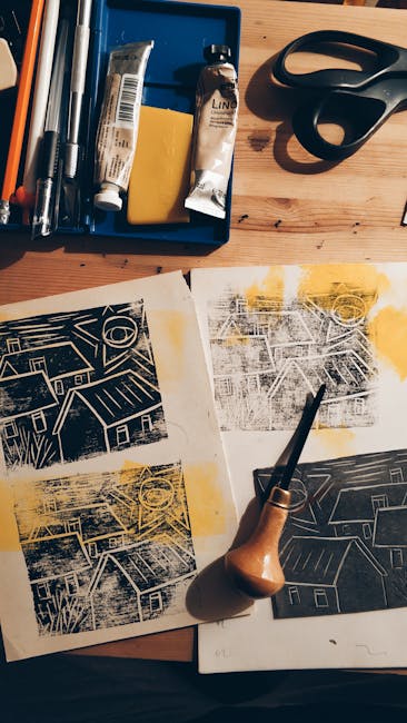 Linolschnittdrucke und Werkzeuge auf Arbeitstisch in Trienter Atelier.