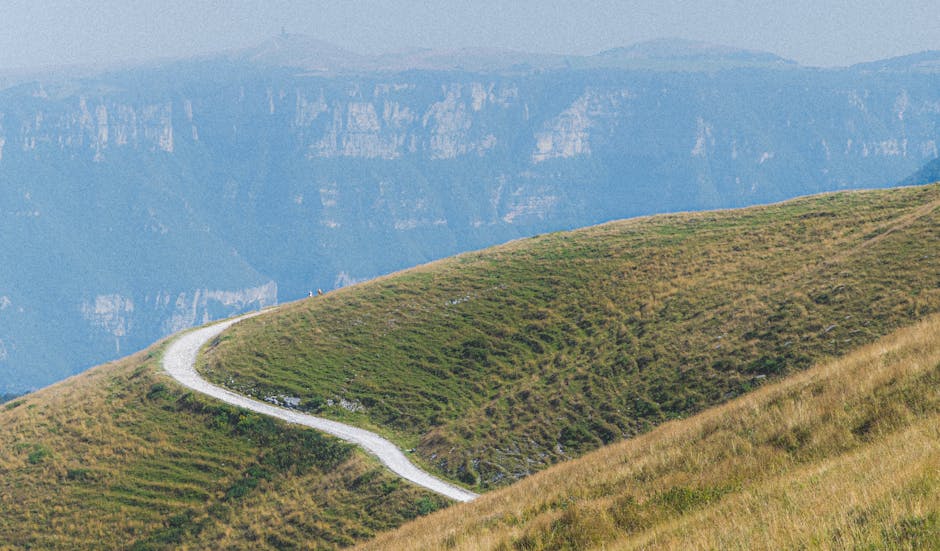 Sentier sinueux sur crête herbeuse dans les montagnes près de Trente