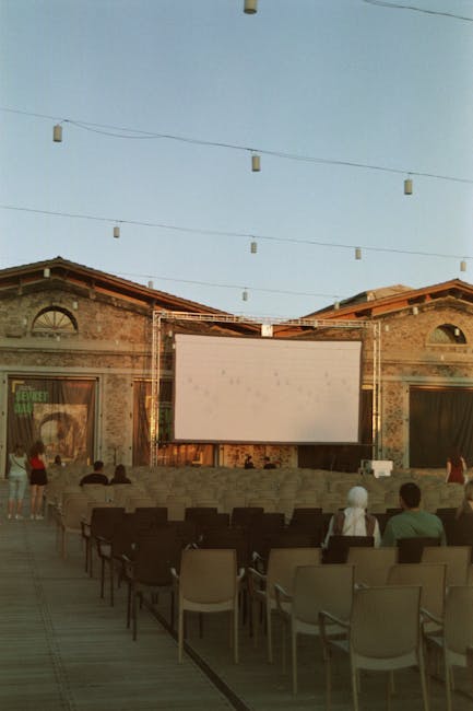 Écran de cinéma en plein air et rangées de chaises à Trente