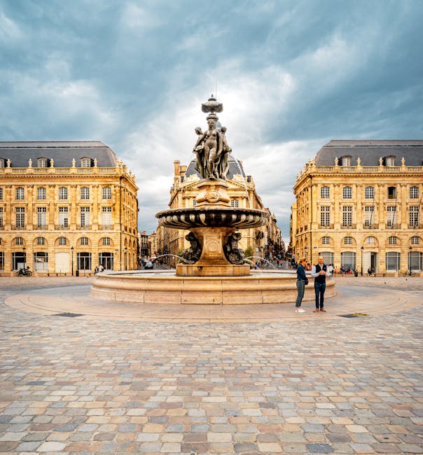 Fontaine au centre de la place, façades classiques à Bordeaux