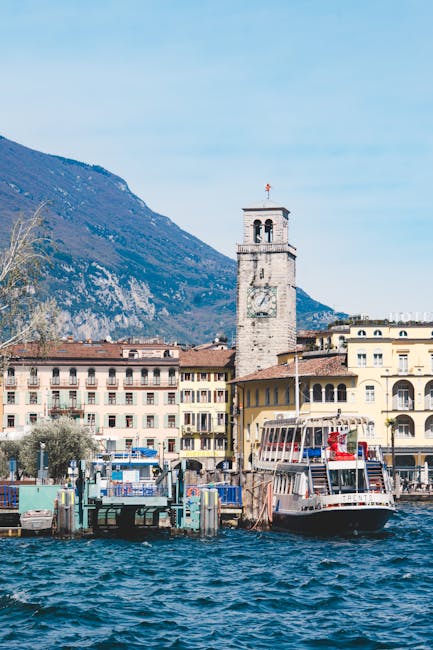 Port et clocher à Riva del Garda avec bateau amarré