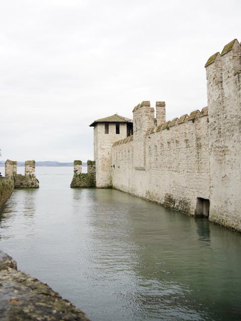 Rempart médiéval du Scaliger de Sirmione bordant le Lac de Garde