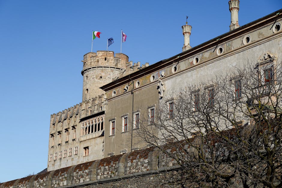 Rempart ancien et façade du château Buonconsiglio dominant Trente