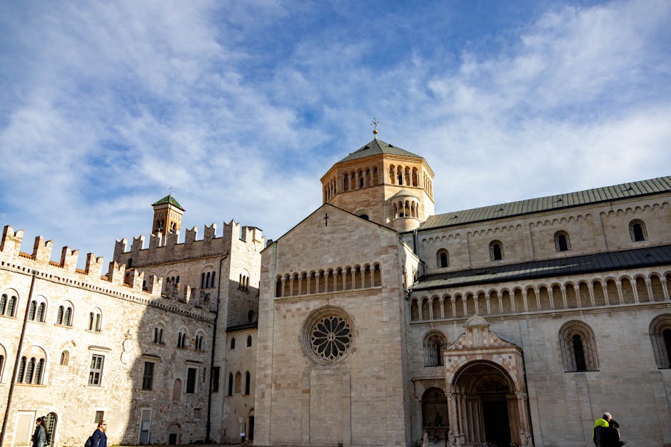 Façade imposante de la cathédrale de Trente sous ciel bleu