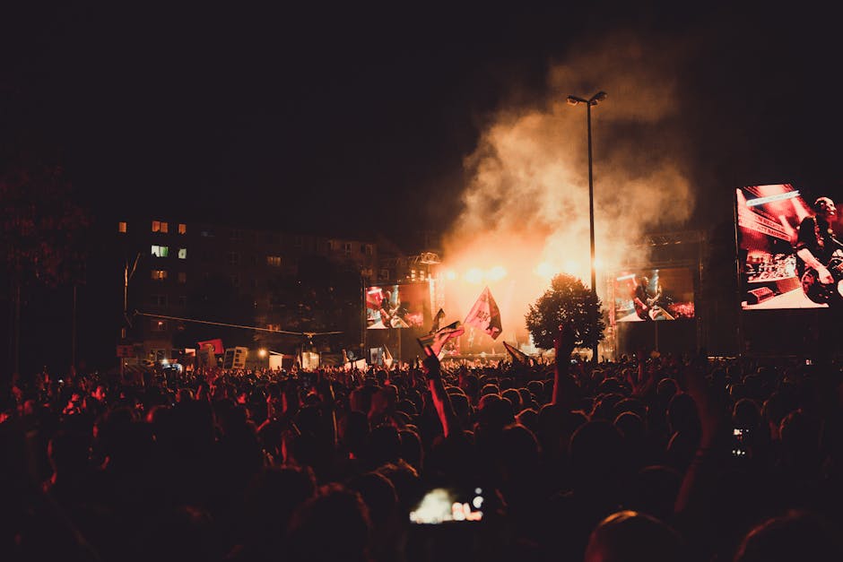Foule enthousiaste devant la scène du festival d'été sur les rives de Trente
