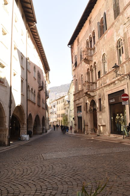 Fußgängerstraße in Trient mit historischen Gebäuden