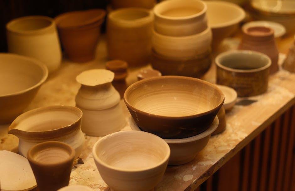Assortiment de bols en argile sur une étagère d'atelier de poterie à Trente