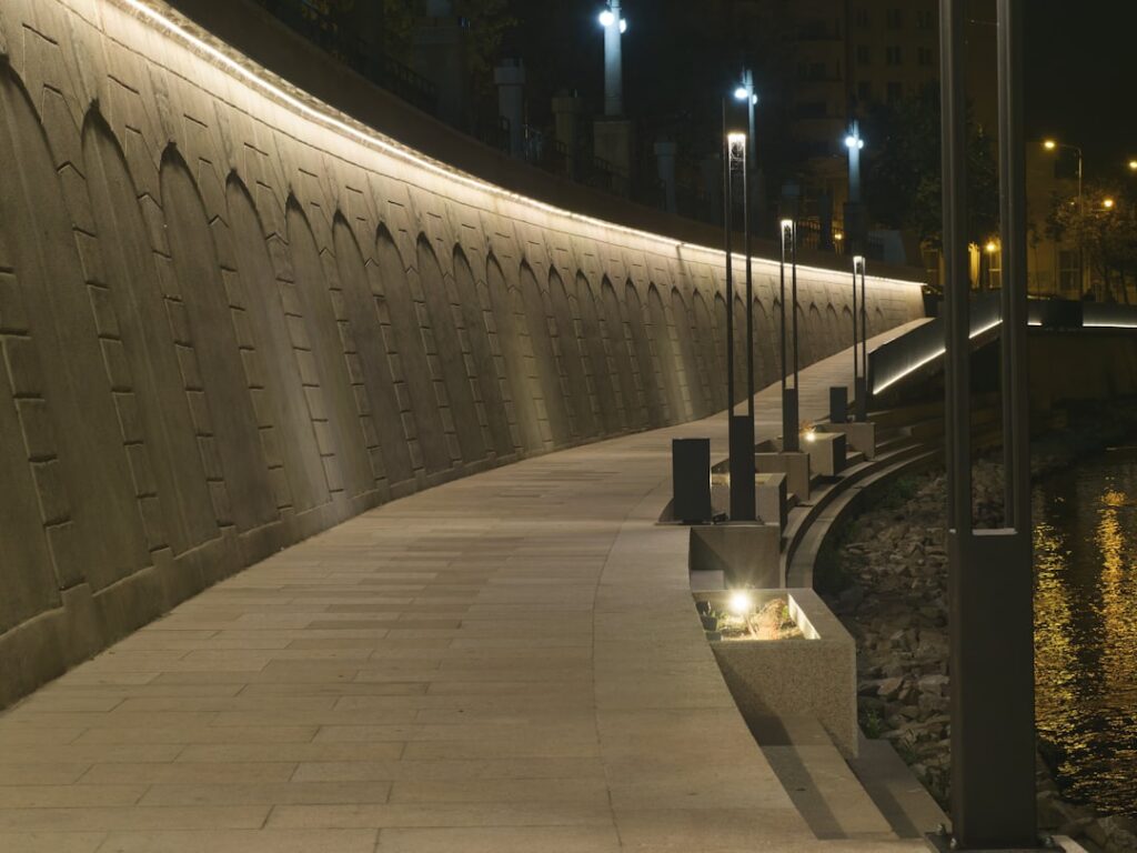 Promenade le long des rives de l'Adige à Trente éclairée la nuit