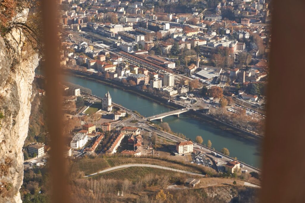 Barres métalliques ouvrant sur le fleuve Adige et Trente en contrebas
