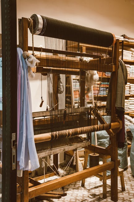 Métier à tisser en bois dans une boutique d'étoffes artisanales à Trente