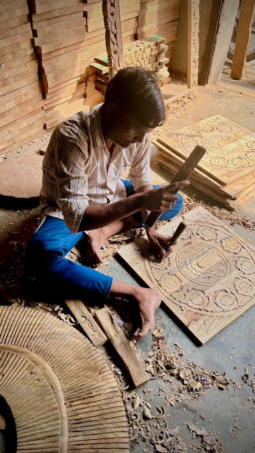 Artisan sculpteur sur bois travaillant un panneau décoratif dans son atelier de Trente