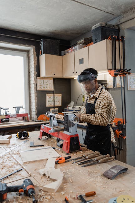 Ébéniste tournant un morceau de bois sur un tour dans un atelier à Trente