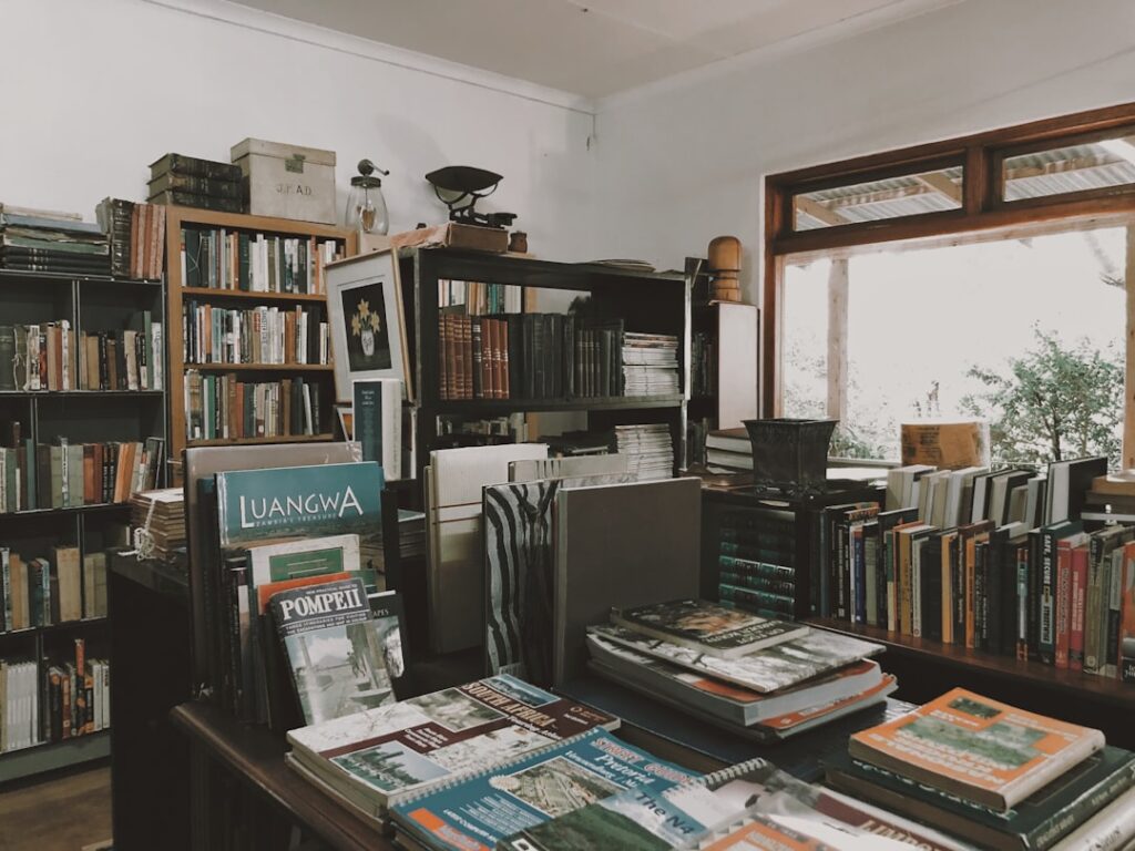 Intérieur d'une librairie avec étagères et guides touristiques de Trente