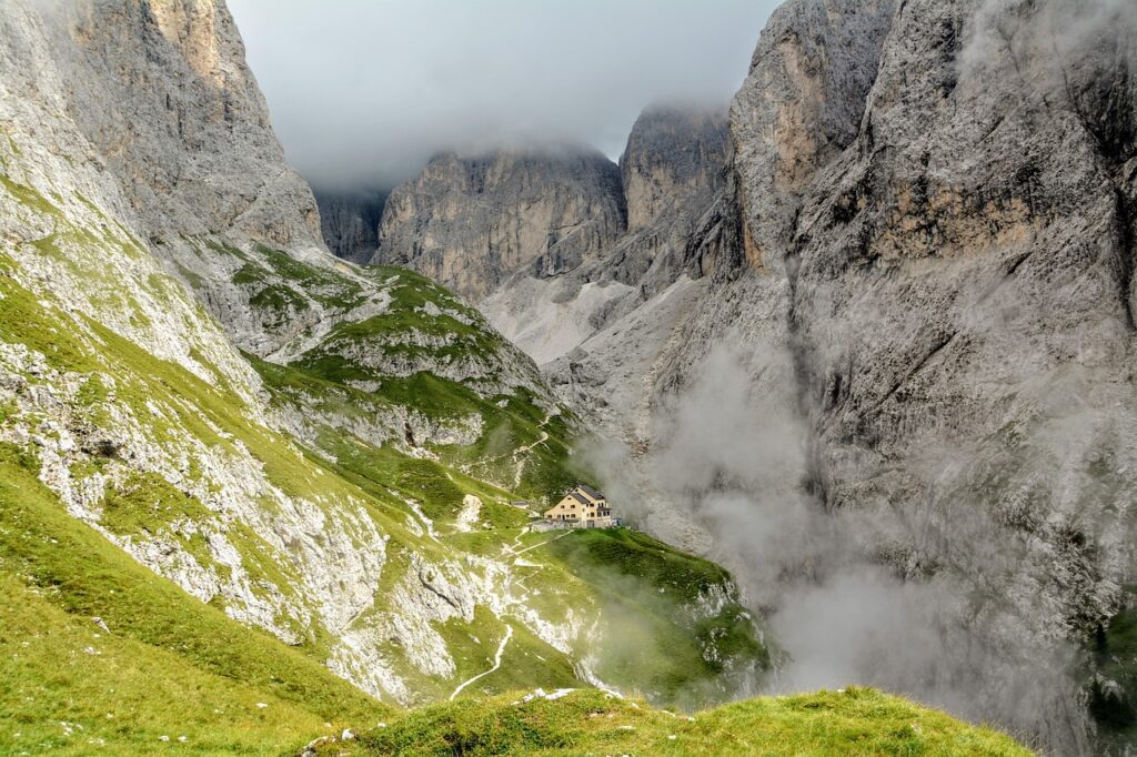 Refuge isolé entre parois rocheuses brumeuses dans les Dolomites trentines