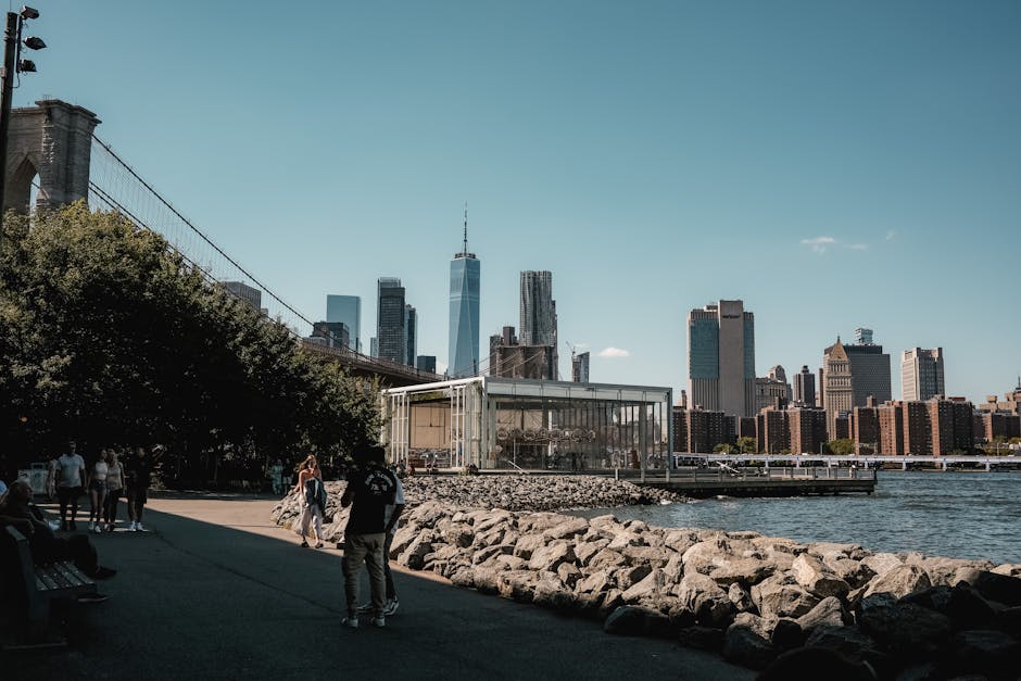 Vista del ponte di Brooklyn e skyline all'alba