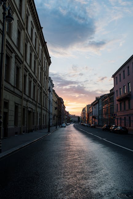 Strada cittadina vuota all'alba con cielo pastello
