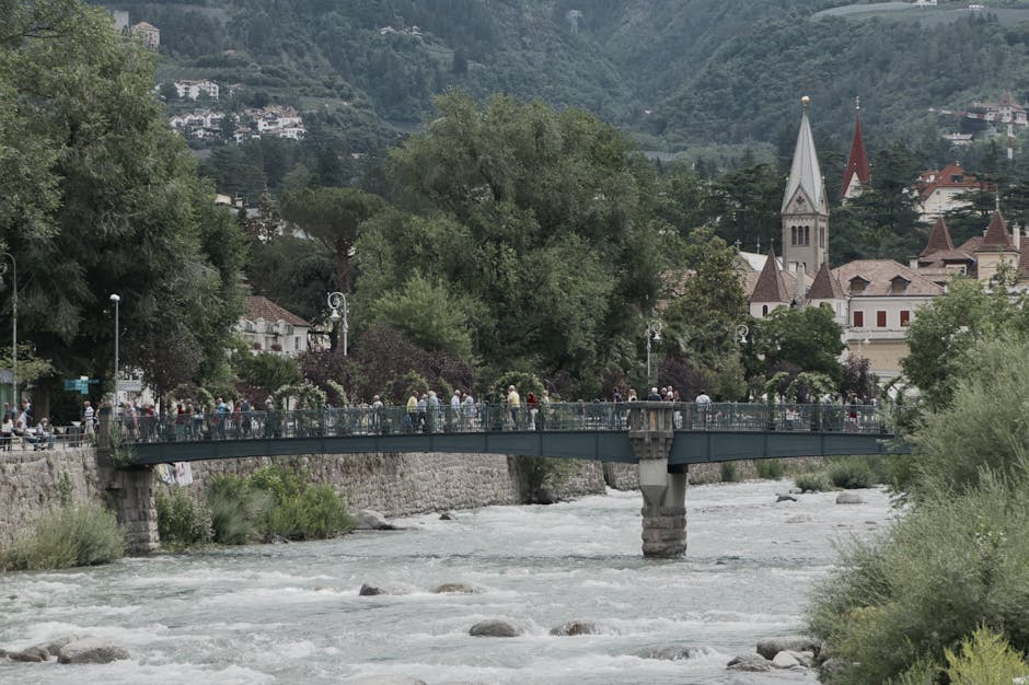 Pont piéton sur la rivière avec clochers dans le centre de Trente