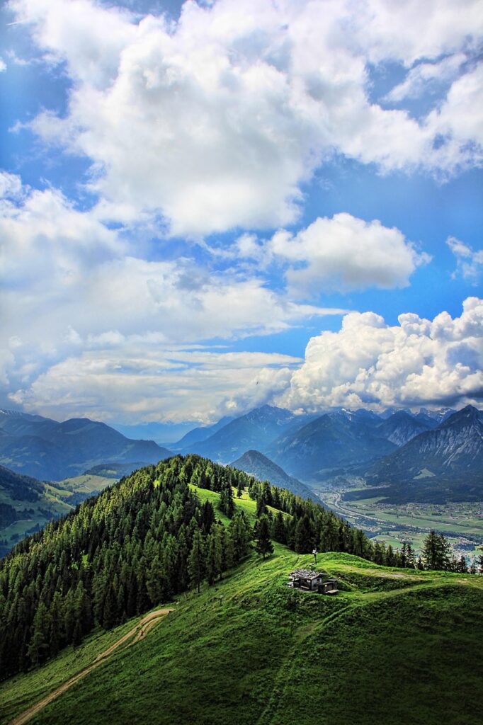 Colline verte et refuge d'alpage dominant la vallée de Trente