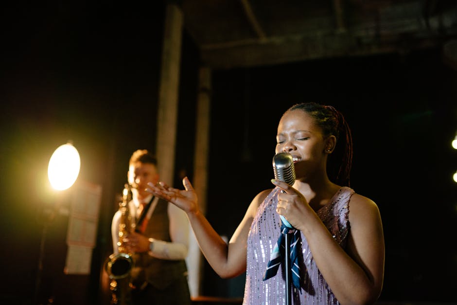 Chanteuse devant micro vintage, saxophoniste en arrière-plan, scène à Trente