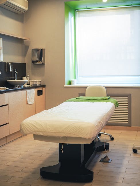 Table de massage prête dans une cabine de spa lumineuse à Trente