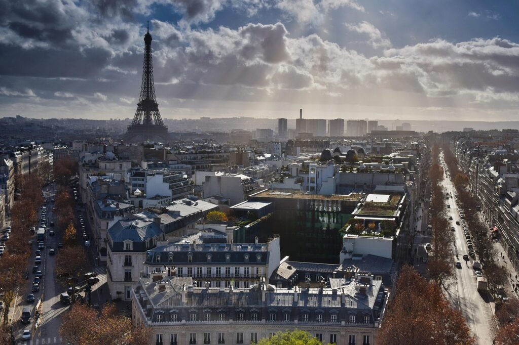 Vista dall'alto su Parigi con la Torre Eiffel e lunghi viali