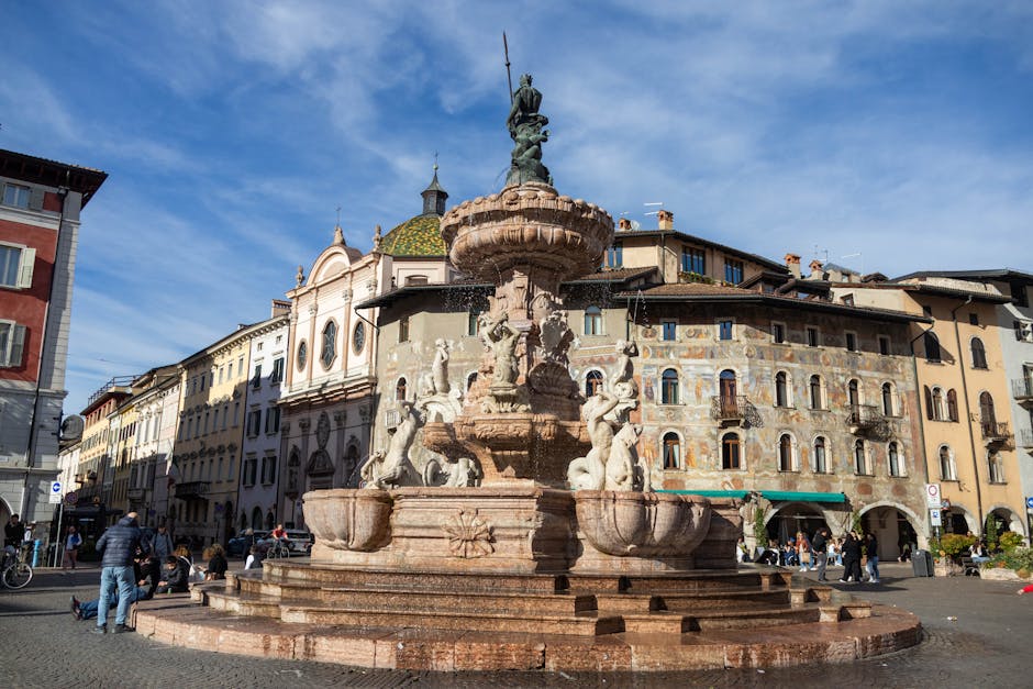 La fontaine Neptune sur la Piazza Duomo animée de Trente