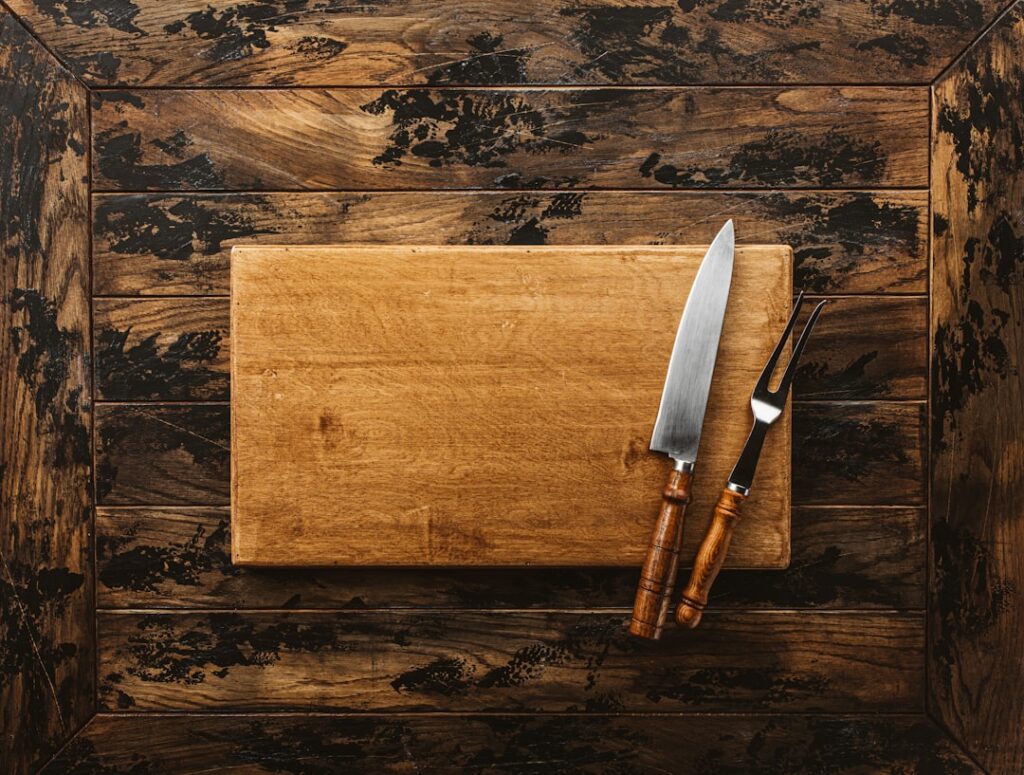 Planche à découper en bois avec couteau et fourchette, atelier de Trente