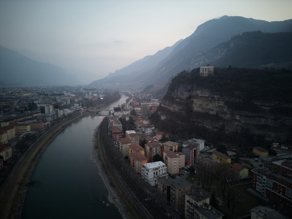Vue aérienne du fleuve Adige serpentant à Trente sous les montagnes