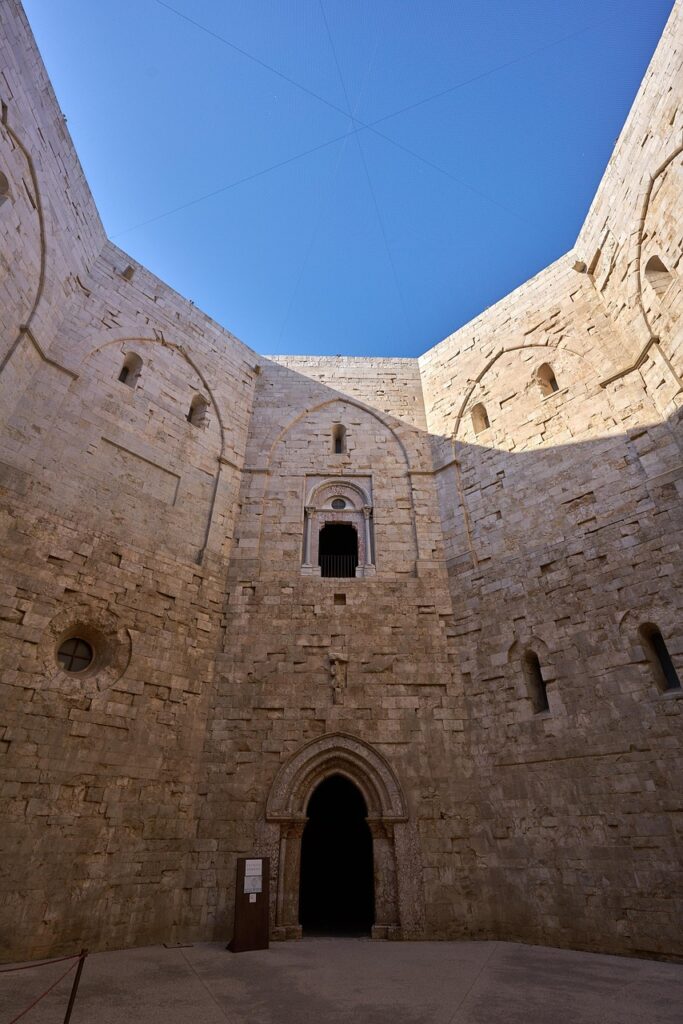 Cour intérieure en pierre d'un monument historique de Trente sous ciel bleu