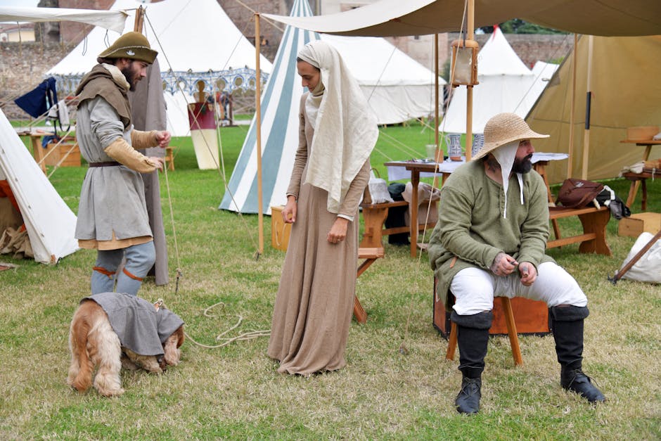 Reconstitution médiévale près des tentes avec personnages en costumes à Trente.