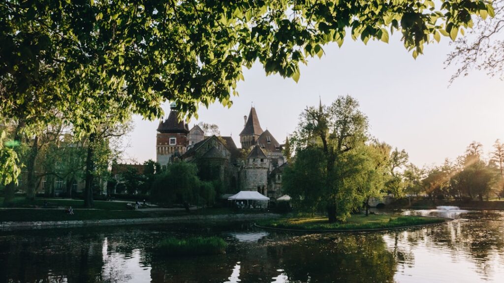 Parc au bord de l'eau avec château et arbres à Trente