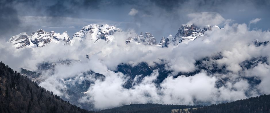Cimes enneigées des Dolomites près de Trente, sommets dans les nuages