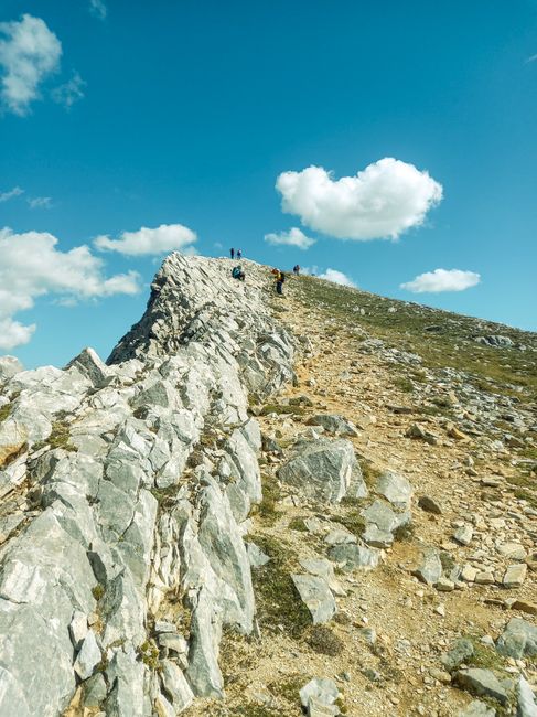Arête rocheuse avec randonneurs gravissant un sommet près de Trente