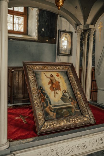 Icône encadrée posée sur un autel secondaire dans une église de Trente