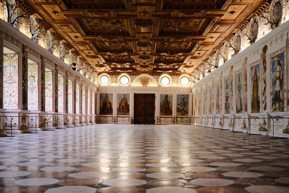 Grande salle décorée au palais épiscopal de Trente avec plafond sculpté