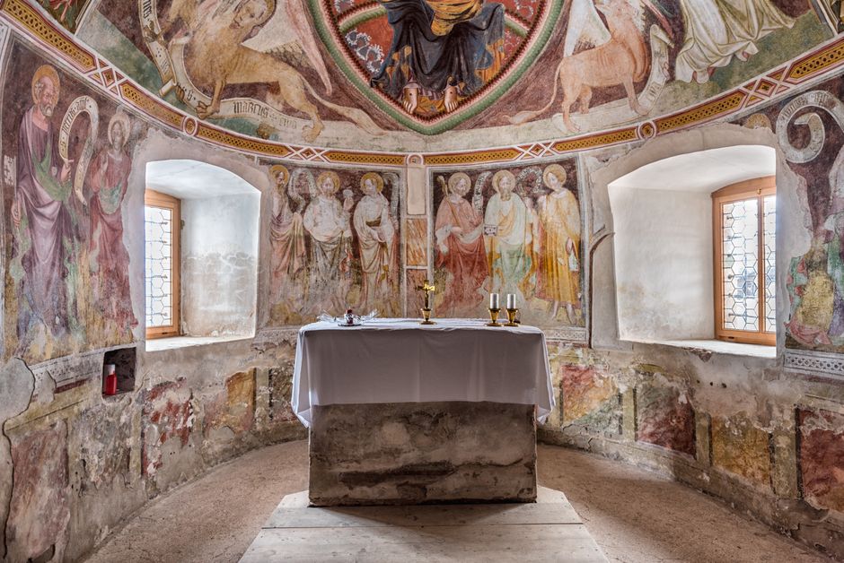 Petite chapelle romane à Trente avec fresques murales autour de l'autel